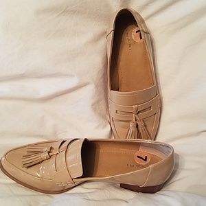 Tahari size 7  beige patent loafers